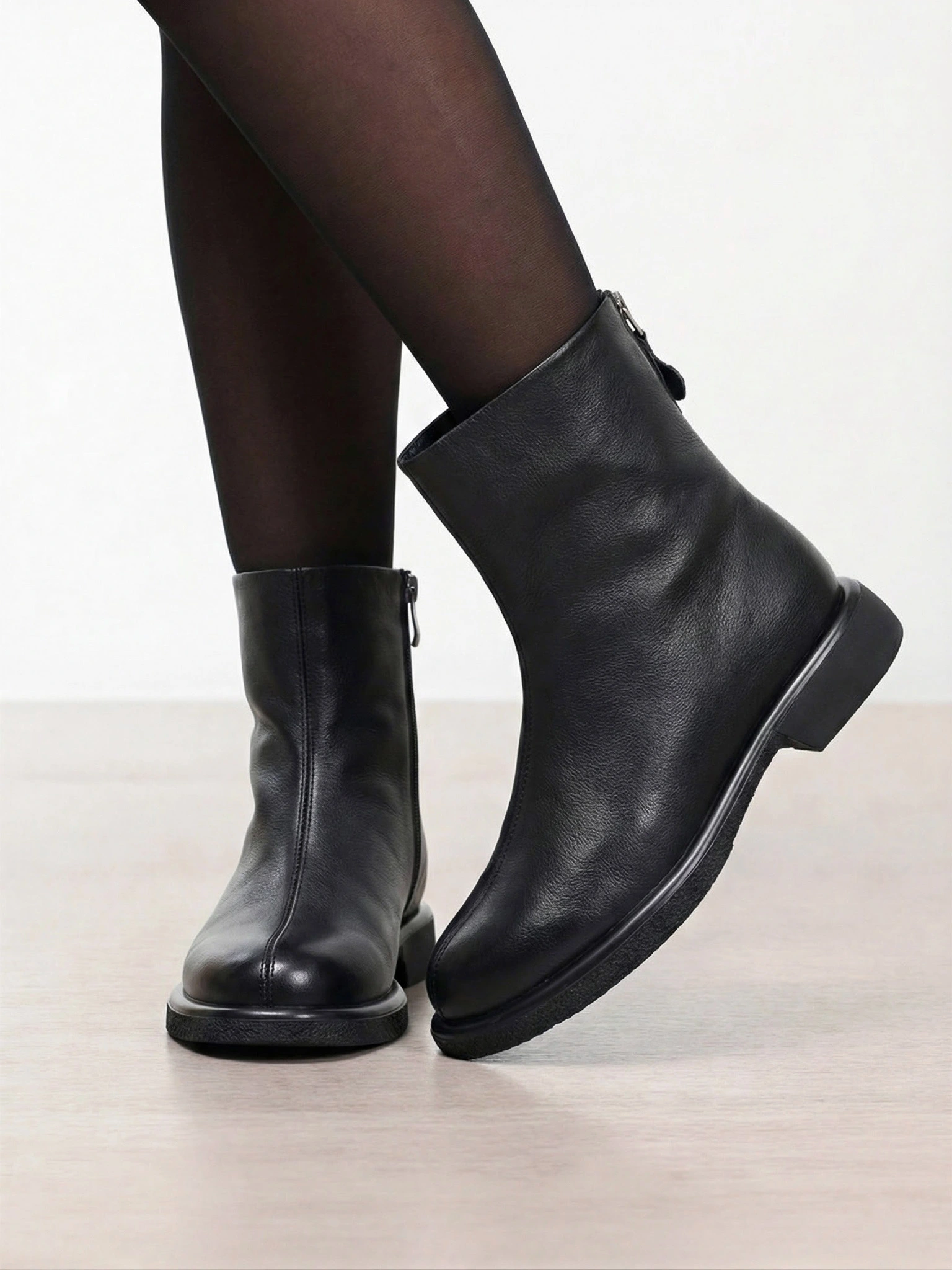 Ботинки черного цвета с декоративным замком сзади